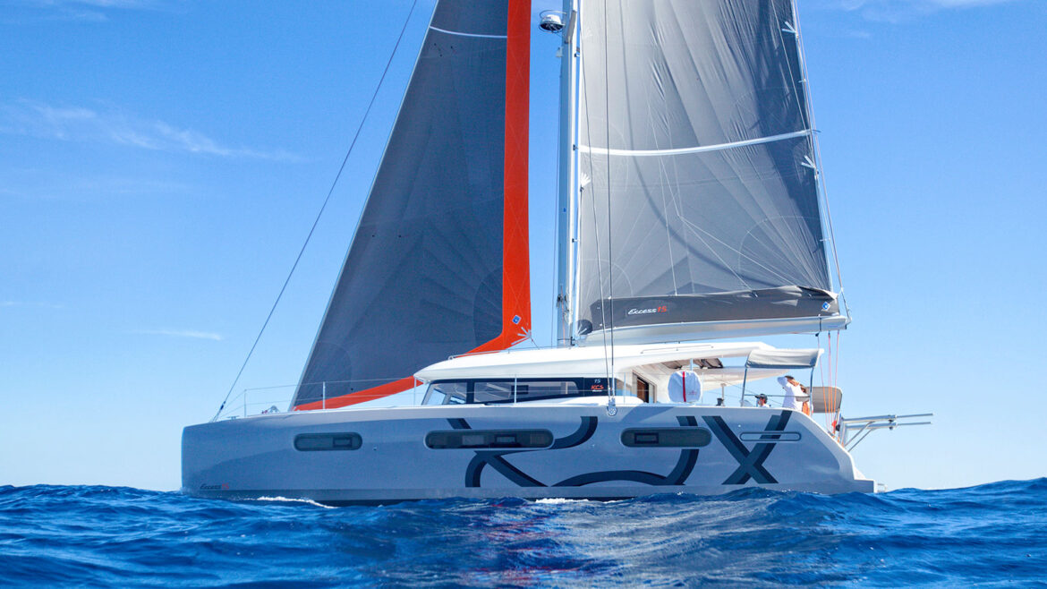 Grazie all’integrazione del motore Deep Blue Hybrid, quando si naviga con il bel tempo i passeggeri a bordo dell’Excess 15 possono godere di tutti i comfort senza i fastidiosi rumori e fumi di un generatore.